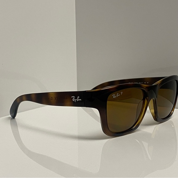 Ray•Ban RB4194 Polarized - Picture 1 of 6